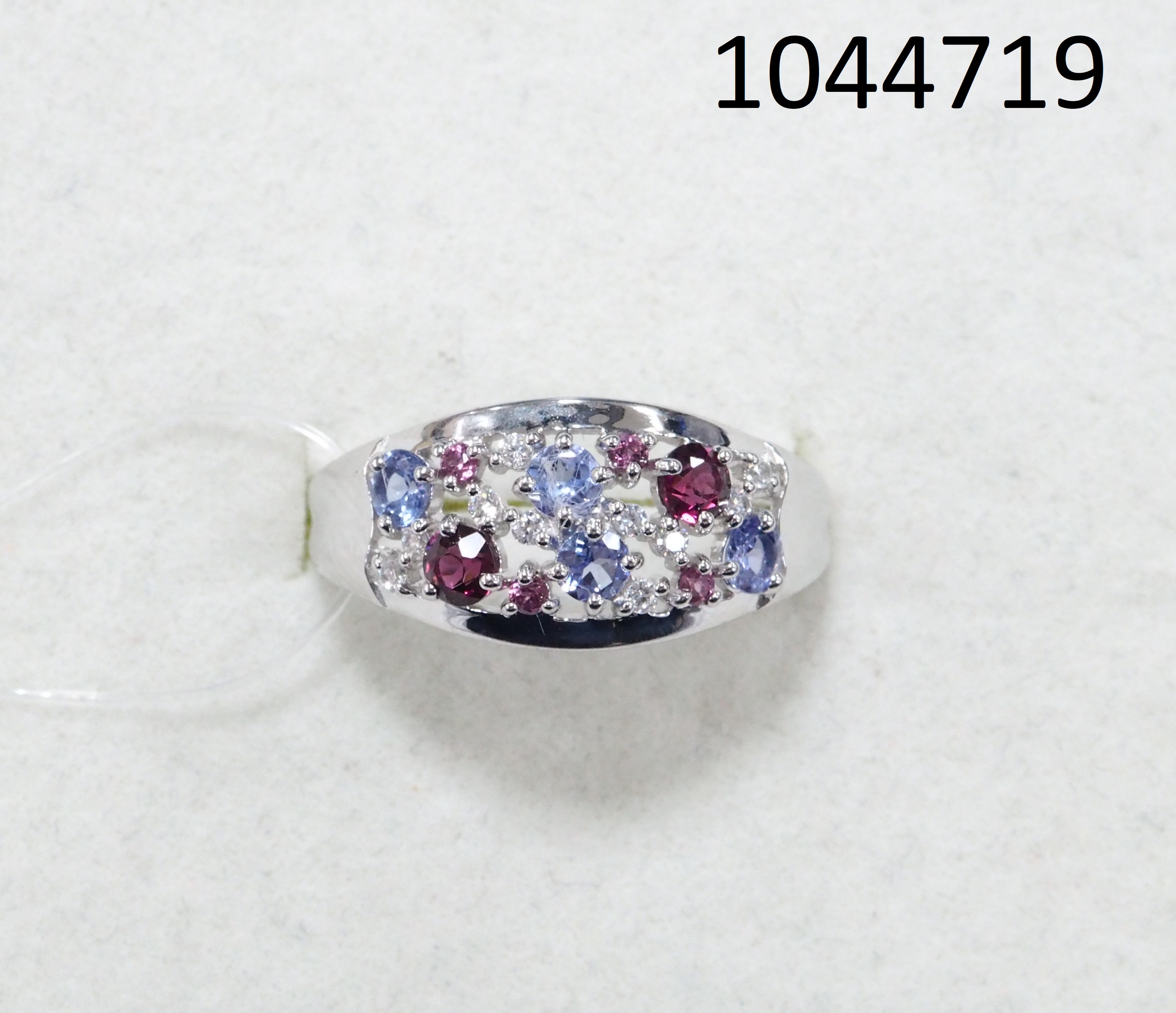 Серебряное кольцо 925 пробы; вставки 4 Танзанит; 6 Родолит; 10 Фианит бесцв.;